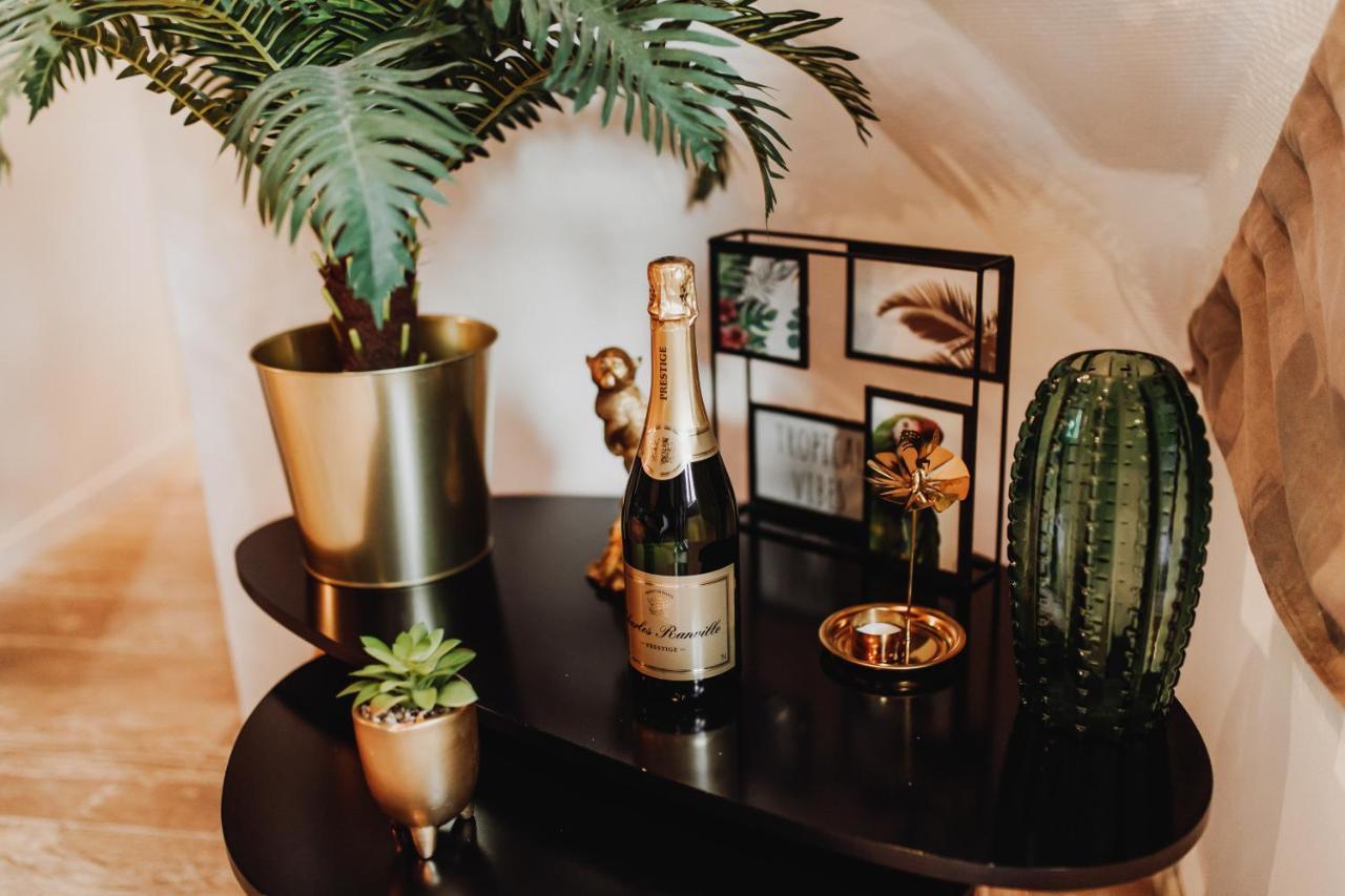 Chalet Tropical Avec Bain A Bulles - In The Woods Gesves Luaran gambar