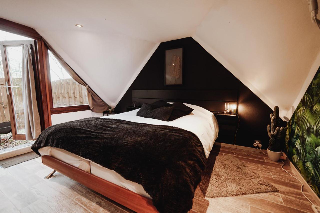 Chalet Tropical Avec Bain A Bulles - In The Woods Gesves Luaran gambar