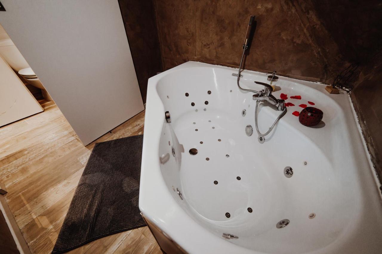 Chalet Tropical Avec Bain A Bulles - In The Woods Gesves Luaran gambar