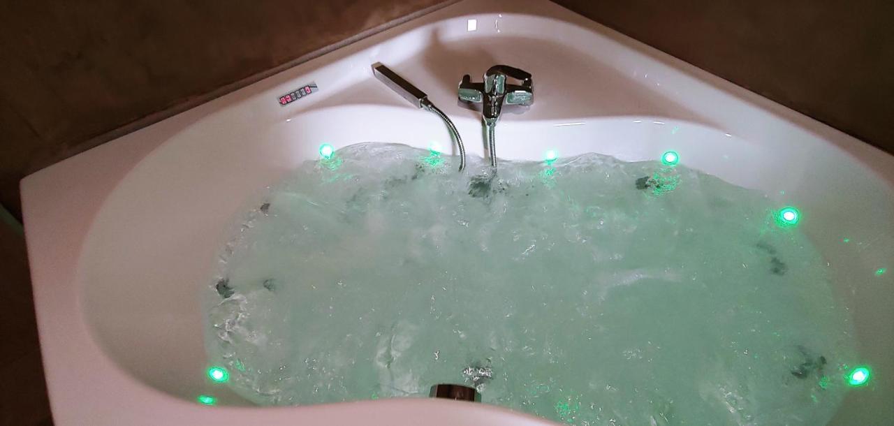 Chalet Tropical Avec Bain A Bulles - In The Woods Gesves Luaran gambar