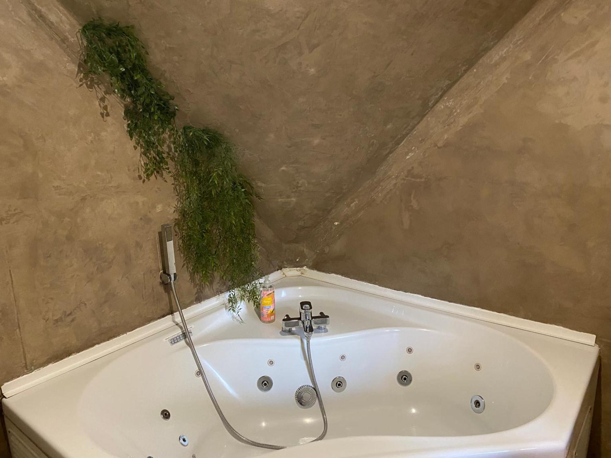Chalet Tropical Avec Bain A Bulles - In The Woods Gesves Luaran gambar